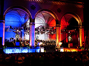 Klassik auf dem Odeonsplatz 2016: auch in den Farben der französichen Trikolore wurde teilweise die Feldherrenhalle angestrahlt (©Foto: Ingrid Grossmann)